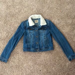 Jean jacket. fur collar.